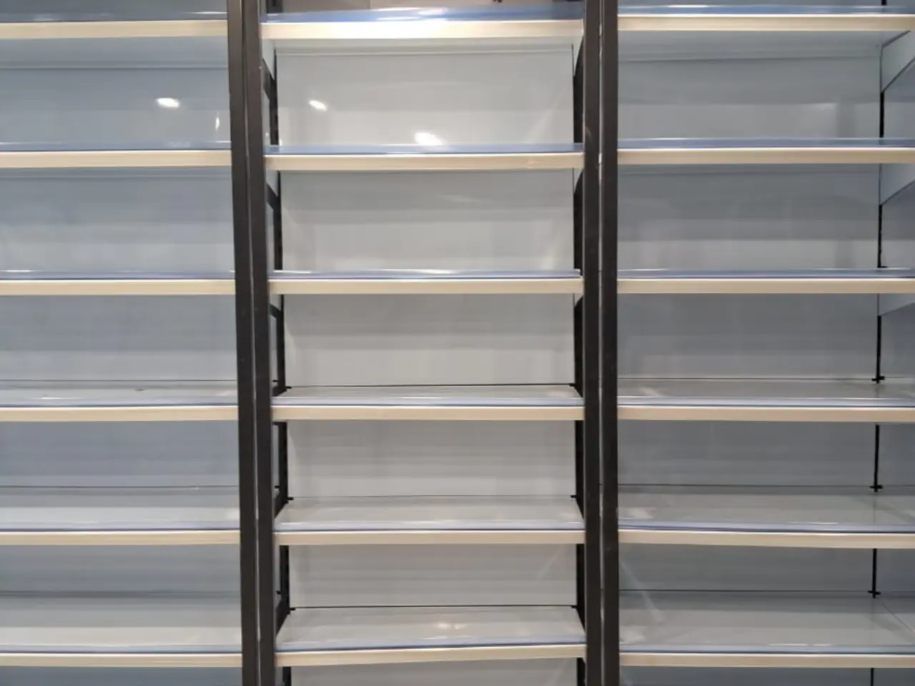 929098229_Modern display racks  Gujarat.webp